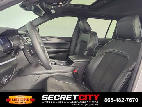 Used 2024 Jeep Grand Cherokee Altitude AWD/4WD image 10