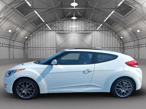 Used 2014 Hyundai Veloster w/ Style Package 02 FWD image 2