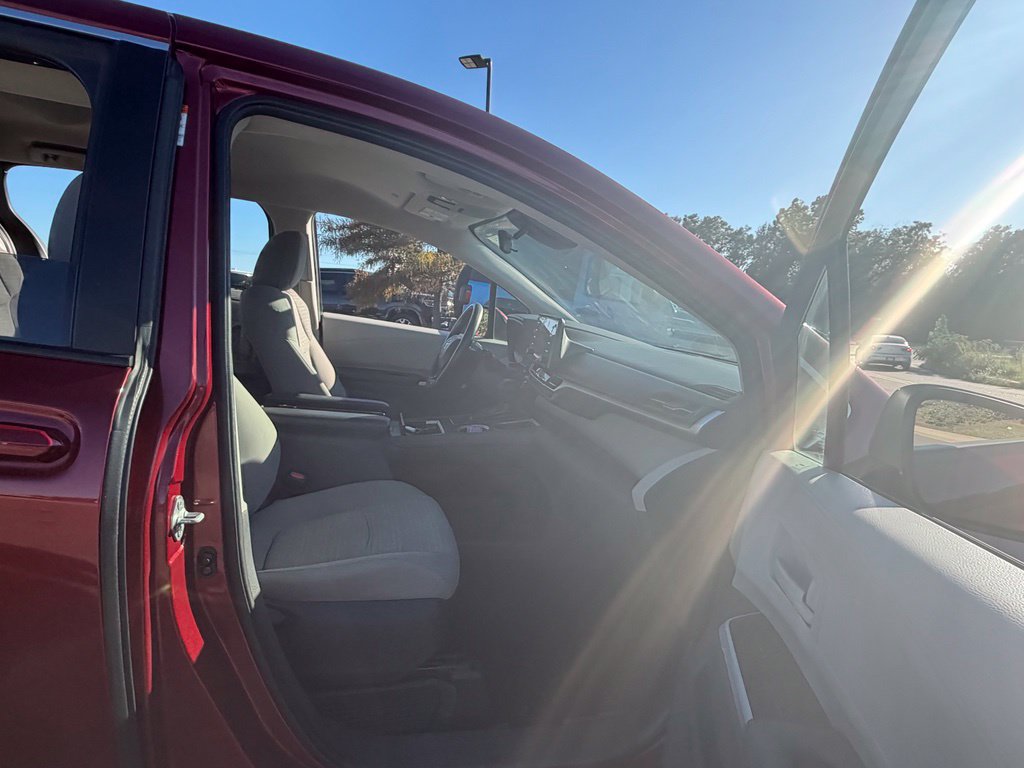 Used 2023 Toyota Sienna LE FWD image 39