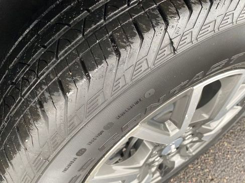 Used 2023 GMC Acadia SLE w/ Driver Convenience Package image 23