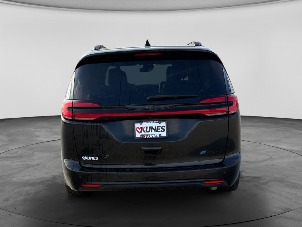 Used 2024 Chrysler Pacifica Premium FWD image 8