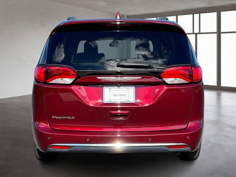 Used 2017 Chrysler Pacifica Touring-L image 5