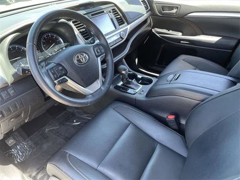 Certified 2019 Toyota Highlander XLE FWD image 24