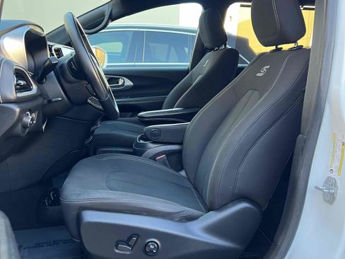 Used 2021 Chrysler Pacifica Touring w/ S Appearance Package image 32