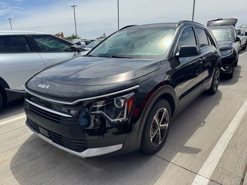 Used 2023 Kia Niro EX FWD image 2
