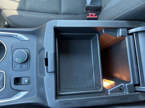 Used 2022 Chevrolet Traverse LT image 25