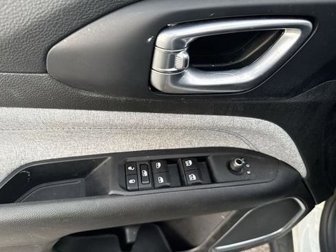 Used 2023 Jeep Compass Latitude image 39