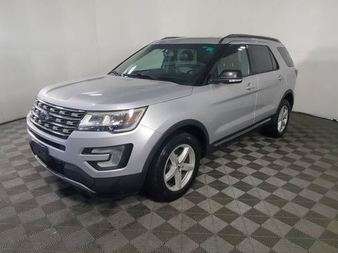 Used 2017 Ford Explorer XLT w/ Equipment Group 202A image 6