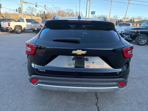 Used 2025 Chevrolet Trax LT w/ LT Convenience Package image 16