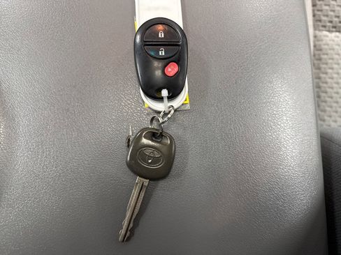 Used 2010 Toyota Tundra 4x4 CrewMax image 26