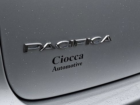 Used 2024 Chrysler Pacifica Touring-L FWD image 32