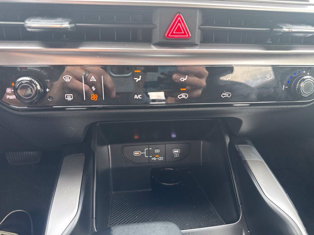 Used 2025 Kia Sorento LX FWD image 12