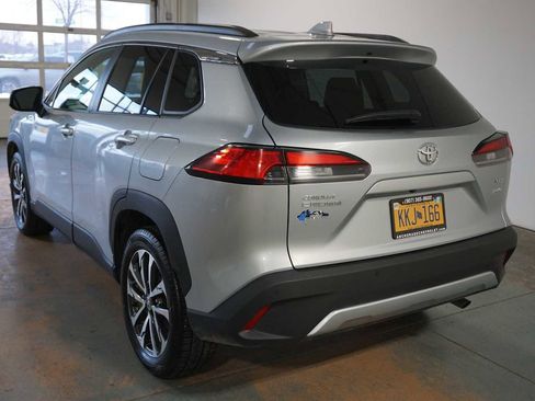 Used 2023 Toyota Corolla Cross XLE image 3