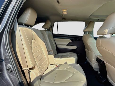 Used 2022 Toyota Highlander XLE FWD image 27