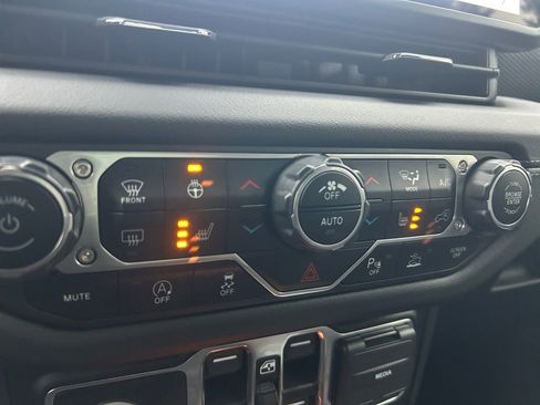 Used 2024 Jeep Wrangler Unlimited Rubicon image 36