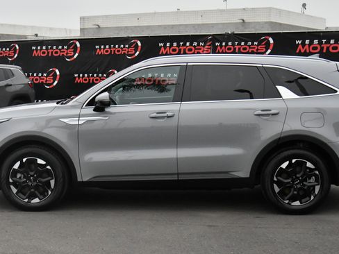Used 2025 Kia Sorento S image 4