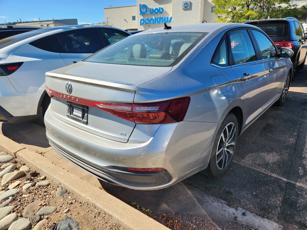 Used 2025 Volkswagen Jetta SE FWD image 9