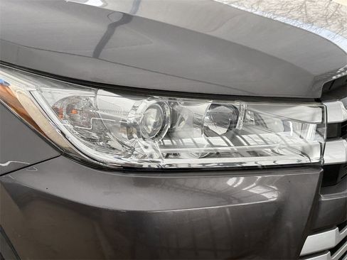 Used 2018 Toyota Highlander XLE image 3