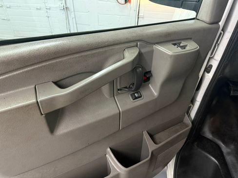 Used 2018 Chevrolet Express 2500 w/ Driver Convenience Package RWD image 22