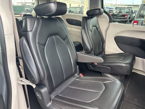 Certified 2023 Chrysler Pacifica Touring-L image 26