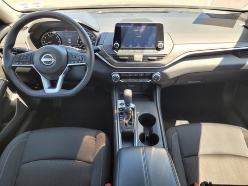 Used 2025 Nissan Altima 2.5 SV FWD image 12