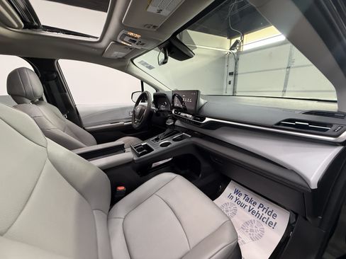 Used 2026 Toyota Sienna XLE FWD image 21