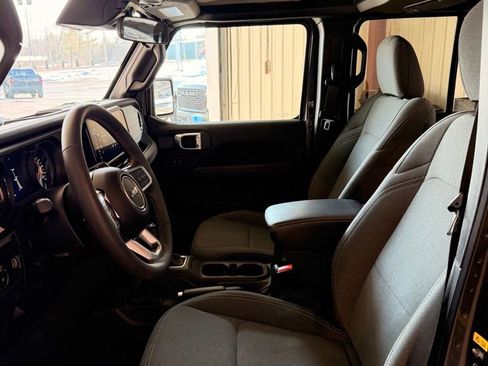 Used 2025 Jeep Wrangler Sahara image 10