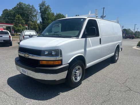 Used 2017 Chevrolet Express 2500 RWD image 3
