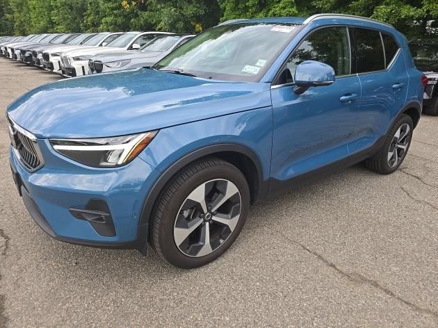 Used 2025 Volvo XC40 B5 Plus AWD/4WD image 2