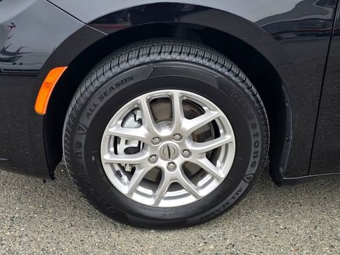 Certified 2024 Chrysler Pacifica Touring-L image 33