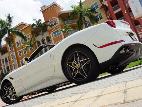 Used 2017 Ferrari California T RWD image 40