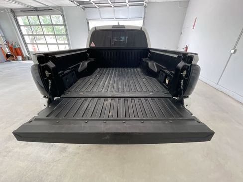 Used 2016 Toyota Tacoma TRD Off-Road AWD/4WD image 24