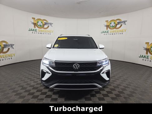 Used 2024 Volkswagen Taos SE FWD image 2