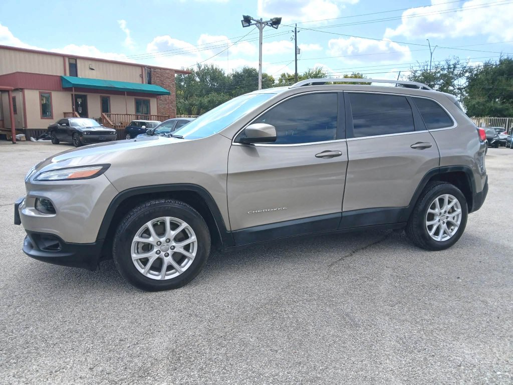 Used 2017 Jeep Cherokee Latitude FWD image 1