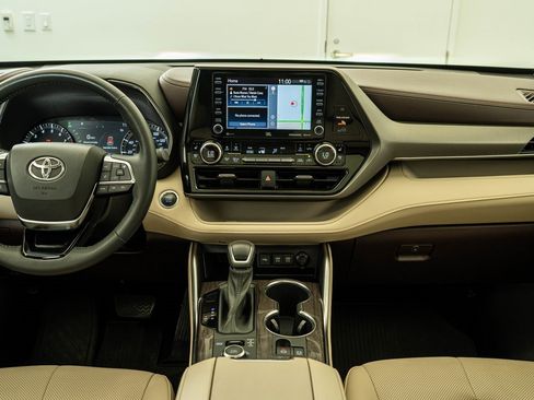 Used 2021 Toyota Highlander Limited image 32