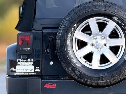 Used 2016 Jeep Wrangler Unlimited Sahara w/ Connectivity Group image 15