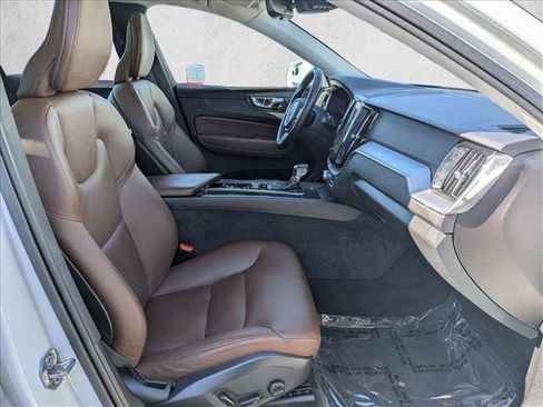 Used 2019 Volvo XC60 T6 Momentum w/ Multimedia Package AWD/4WD image 21