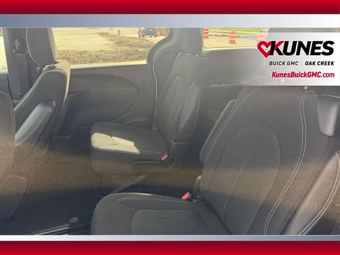 Used 2023 Chrysler Pacifica Touring FWD image 5