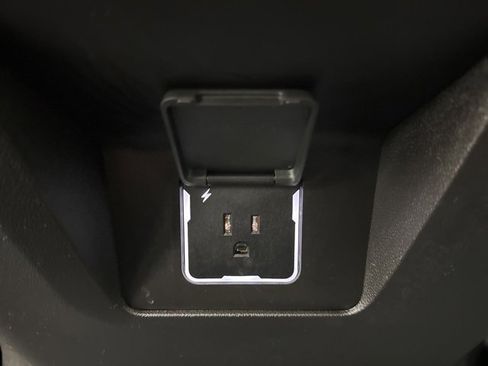 Used 2025 Chevrolet Suburban Z71 w/ Comfort Package image 28