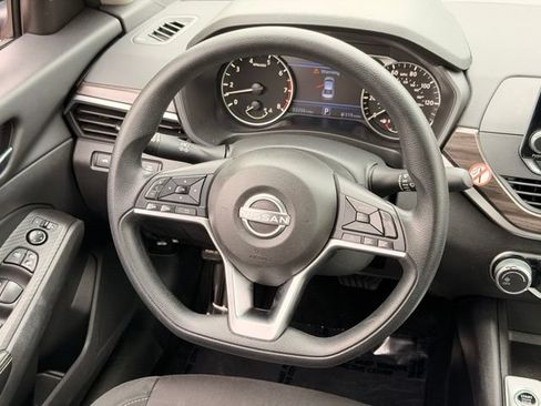 Used 2025 Nissan Altima 2.5 SV FWD image 15