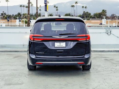 Certified 2024 Chrysler Pacifica Touring-L image 8