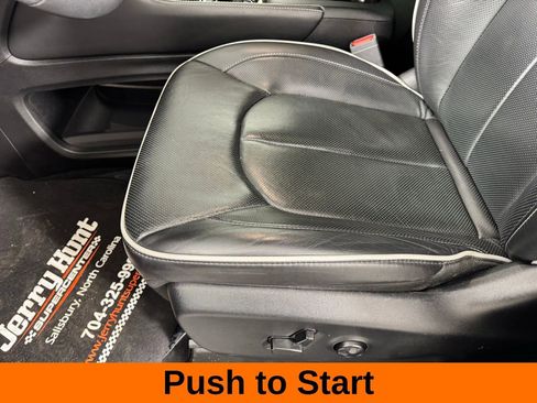 Used 2025 Chrysler Pacifica Limited image 12