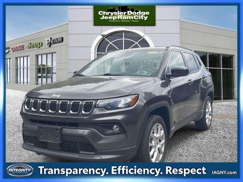 Used 2023 Jeep Compass Latitude w/ Sun and Sound Group AWD/4WD image 1