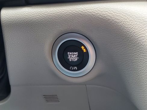 Used 2023 Chrysler Pacifica Touring-L FWD image 23