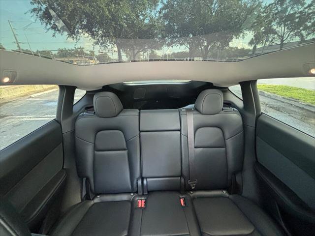 Used 2022 Tesla Model Y Long Range AWD/4WD image 18
