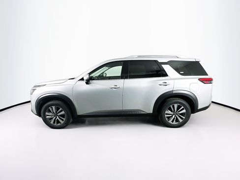 Used 2025 Nissan Pathfinder SL FWD image 4