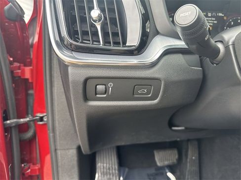 Used 2020 Volvo S60 T5 Momentum image 24