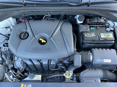 Used 2018 Hyundai Elantra GT image 11