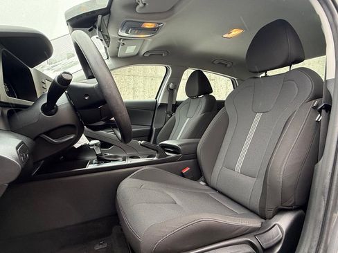 Used 2025 Hyundai Elantra SE image 13