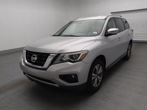 Used 2019 Nissan Pathfinder SV image 2